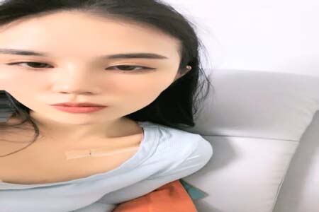 极品颜值女神小美 没男人道具自慰 伸进内裤摸穴多是淫水 跳蛋震动骚穴 搞的小穴湿哒哒